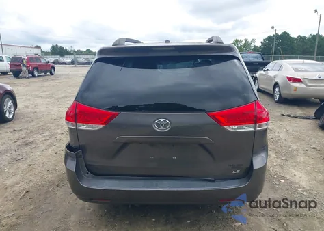 2013 Toyota Sienna Le V6 8 Passenger z USA, uszkodzony, nr VIN 5TDKK3DC2DS340181